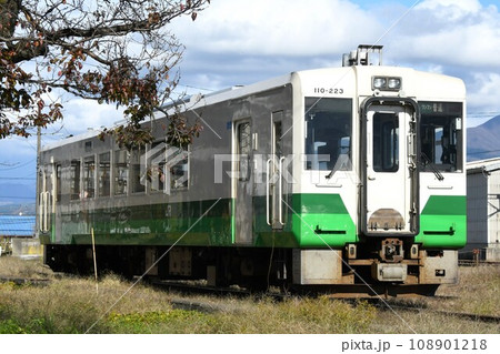 車両基地に停車する東北地域本社色のキハ110系 車両基地に停車する東北地域本社色のキハ110系 108901218
