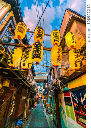 日本の東京都市景観11月。三軒茶屋駅すぐの飲み屋街「三茶3番街」(三軒茶屋三角地帯)などを望む 日本の東京都市景観11月。三軒茶屋駅すぐの飲み屋街「三茶3番街」(三軒茶屋三角地帯)などを望む 108901219