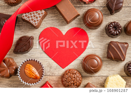 ハートとチョコレートでバレンタインデー 108901287