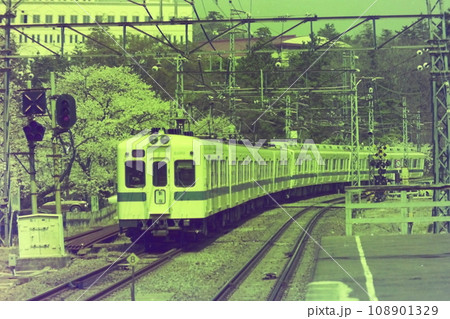 小田急2400形HE車3490他+9000形9310他の急行、玉川学園前にて、1976年4月5日 108901329