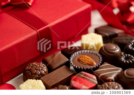 バレンタインデーとチョコレート 108901369