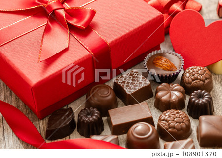 バレンタインデーとチョコレート 108901370
