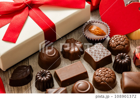 バレンタインデーとチョコレート 108901372