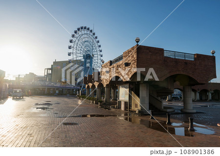 Brick bridge with ferris wheel at pulse plaza at sunset, Shimizu Brick bridge with ferris wheel at pulse plaza at sunset, Shimizu 108901386