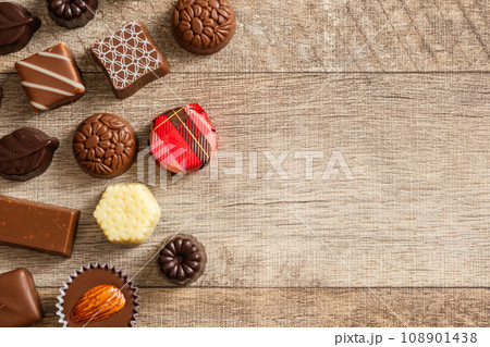 チョコレートと木材背景のフリースペース 108901438