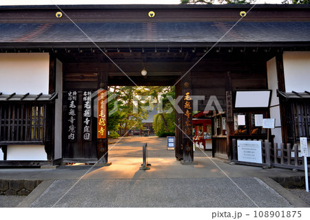 東北・平泉・毛越寺浄土庭園・極楽浄土入口の山門、夏の夕暮の静寂に包まれた風景・岩手県平泉町(2) 東北・平泉・毛越寺浄土庭園・極楽浄土入口の山門、夏の夕暮の静寂に包まれた風景・岩手県平泉町(2) 108901875
