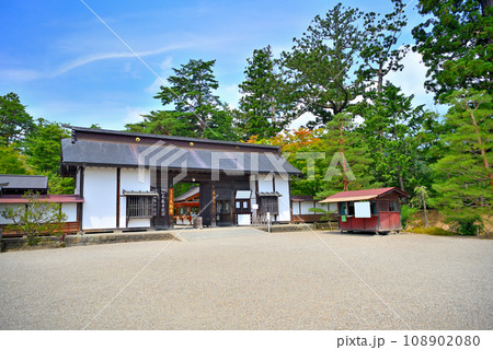 東北・平泉・毛越寺浄土庭園・極楽浄土の入口、世界遺産の入口の山門・岩手県平泉町(2) 東北・平泉・毛越寺浄土庭園・極楽浄土の入口、世界遺産の入口の山門・岩手県平泉町(2) 108902080