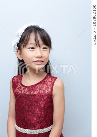 ドレスを着た小学生の女の子 108902100