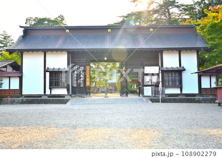 東北・平泉・毛越寺浄土庭園・世界遺産の極楽浄土への入口、大きな山門・岩手県平泉町(1) 東北・平泉・毛越寺浄土庭園・世界遺産の極楽浄土への入口、大きな山門・岩手県平泉町(1) 108902279
