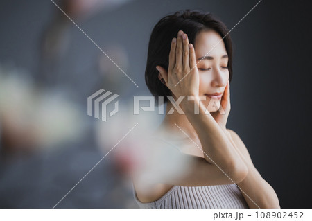 ミドル女性　ビューティイメージ 108902452