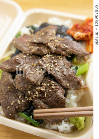 美味しいロース牛焼肉弁当 108902805