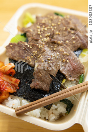 美味しいロース牛焼肉弁当 108902807