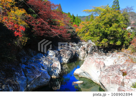 【大分県】快晴の猿飛千壺峡の紅葉（奥耶馬渓） 108902894