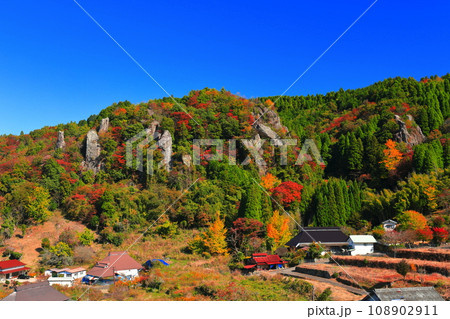【大分県】晴天の耶馬渓の紅葉（立羽田の景） 108902911