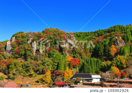 【大分県】晴天の耶馬渓の紅葉(立羽田の景) 【大分県】晴天の耶馬渓の紅葉(立羽田の景) 108902926