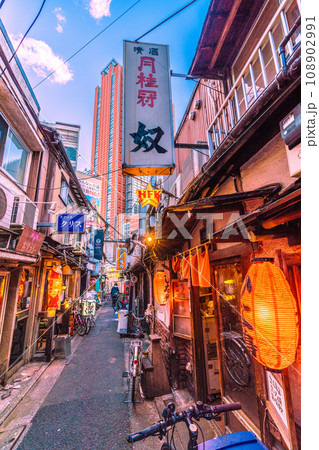 日本の東京都市景観11月。三軒茶屋駅すぐの飲み屋街「三茶3番街」（三軒茶屋三角地帯）などを望む 108902991