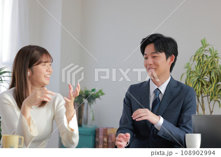 和やかに1on1で話すビジネスパーソン男女2 和やかに1on1で話すビジネスパーソン男女2 108902994