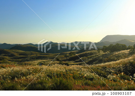 【福岡県】秋の平尾台(日本三大カルスト) 【福岡県】秋の平尾台(日本三大カルスト) 108903107