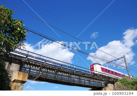 381系電車の特急やくも号が鉄橋を渡る光景 381系電車の特急やくも号が鉄橋を渡る光景 108903284