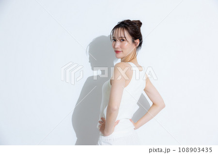 スポーツウェアの女性 108903435