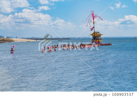三谷祭、山車が海を渡る海中渡御〈愛知県蒲郡市〉 108903537