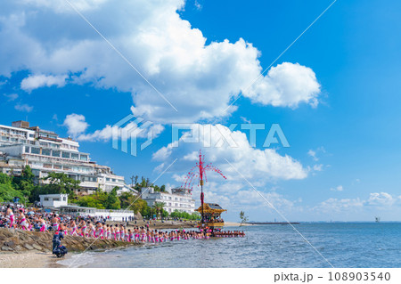 三谷祭、山車が海を渡る海中渡御〈愛知県蒲郡市〉 三谷祭、山車が海を渡る海中渡御〈愛知県蒲郡市〉 108903540