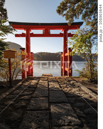 神奈川県足柄下郡箱根町元箱根にある箱根神社の芦ノ湖につながる赤い鳥居 108903644