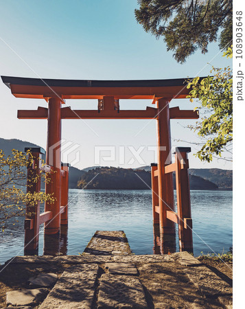 神奈川県足柄下郡箱根町元箱根にある箱根神社の芦ノ湖につながる赤い鳥居 神奈川県足柄下郡箱根町元箱根にある箱根神社の芦ノ湖につながる赤い鳥居 108903648