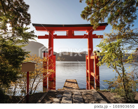 神奈川県足柄下郡箱根町元箱根にある箱根神社の芦ノ湖につながる赤い鳥居 神奈川県足柄下郡箱根町元箱根にある箱根神社の芦ノ湖につながる赤い鳥居 108903650