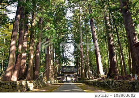 眼目山立山寺の山門(富山県上市町) 108903682