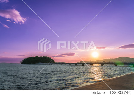 夕陽に染まる、蒲郡のシンボル竹島〈愛知県蒲郡市〉 夕陽に染まる、蒲郡のシンボル竹島〈愛知県蒲郡市〉 108903746