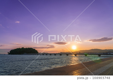 夕陽に染まる、蒲郡のシンボル竹島〈愛知県蒲郡市〉 夕陽に染まる、蒲郡のシンボル竹島〈愛知県蒲郡市〉 108903748