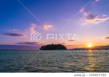 夕陽に染まる、蒲郡のシンボル竹島〈愛知県蒲郡市〉 夕陽に染まる、蒲郡のシンボル竹島〈愛知県蒲郡市〉 108903769