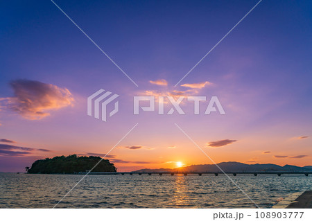 夕陽に染まる、蒲郡のシンボル竹島〈愛知県蒲郡市〉 108903777