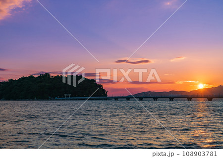 夕陽に染まる、蒲郡のシンボル竹島〈愛知県蒲郡市〉 夕陽に染まる、蒲郡のシンボル竹島〈愛知県蒲郡市〉 108903781