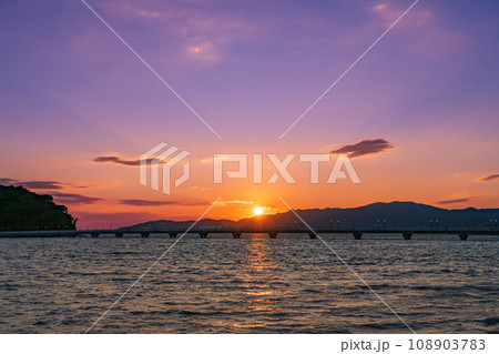 夕陽に染まる、蒲郡のシンボル竹島〈愛知県蒲郡市〉 夕陽に染まる、蒲郡のシンボル竹島〈愛知県蒲郡市〉 108903783