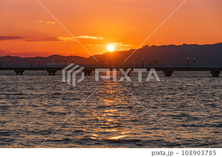 夕陽に染まる、蒲郡のシンボル竹島〈愛知県蒲郡市〉 夕陽に染まる、蒲郡のシンボル竹島〈愛知県蒲郡市〉 108903785