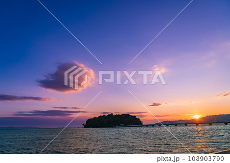 夕陽に染まる、蒲郡のシンボル竹島〈愛知県蒲郡市〉 108903790