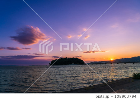 夕陽に染まる、蒲郡のシンボル竹島〈愛知県蒲郡市〉 夕陽に染まる、蒲郡のシンボル竹島〈愛知県蒲郡市〉 108903794