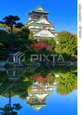 【大阪府】シンメトリーな大阪城と紅葉(本丸日本庭園) 【大阪府】シンメトリーな大阪城と紅葉(本丸日本庭園) 108903984