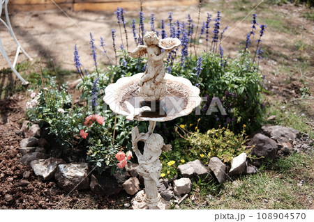 White baby and child angle marble statue of roman garden decoration fountain 108904570