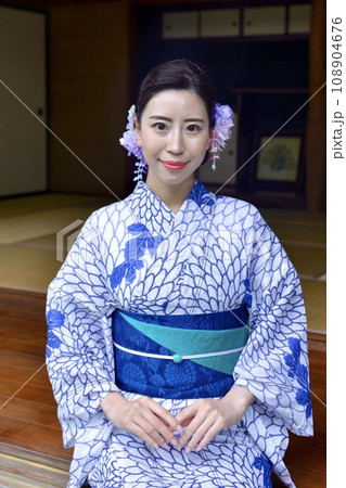 古民家の縁側にて浴衣を着た若い女性 108904676