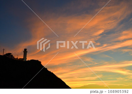 夕暮れの角田岬灯台(新潟県) 夕暮れの角田岬灯台(新潟県) 108905392