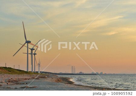 夕暮れの村松浜 風力発電（新潟県）の写真素材 [108905592] - PIXTA