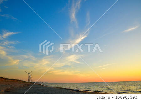 夕暮れの村松浜 風力発電(新潟県) 夕暮れの村松浜 風力発電(新潟県) 108905593