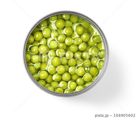 Green peas in a can top view 108905602