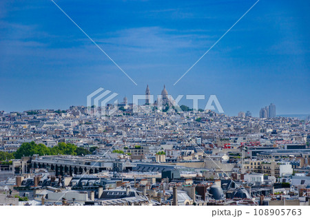 パリの凱旋門から見るモンマルトルの丘 108905763