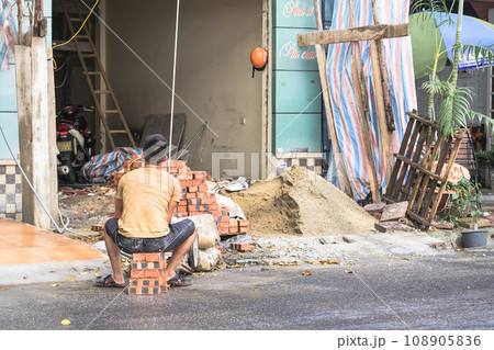 ベトナム　建築作業員 108905836