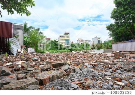ベトナム　空き地の瓦礫の山 108905859