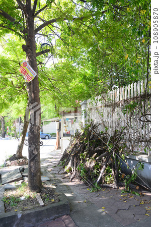 ベトナム 歩道のごみ ベトナム 歩道のごみ 108905870